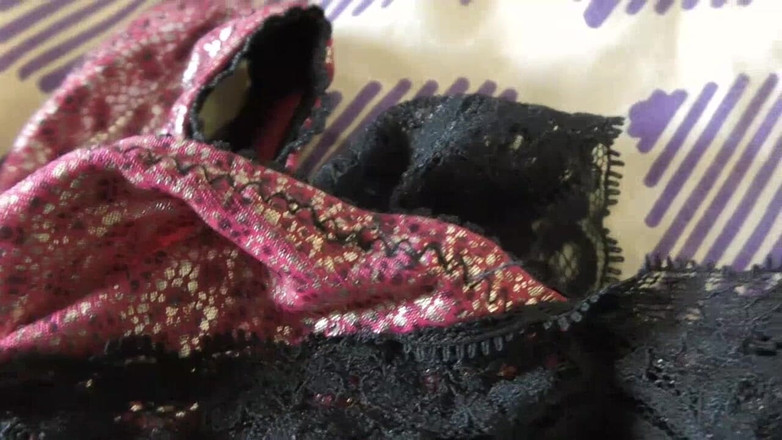 Sexy Lily: Une culotte indienne sale et trempée de sperme, reniflement de...