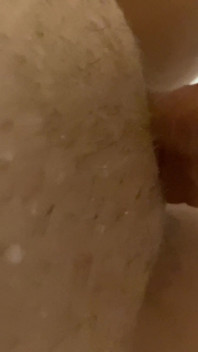 像一个肮脏的女孩一样在浴缸里骑乘我的假阳具