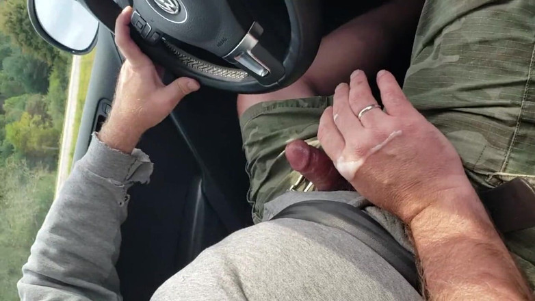 beardaddychub: Ayı hareket halindeki arabada 31 çekiyor ve boşalıyor