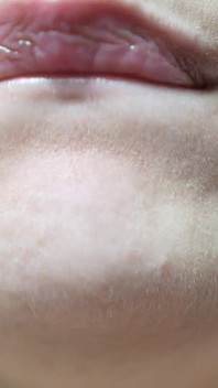 私は口と舌フェチで、舌の血管を見せます。