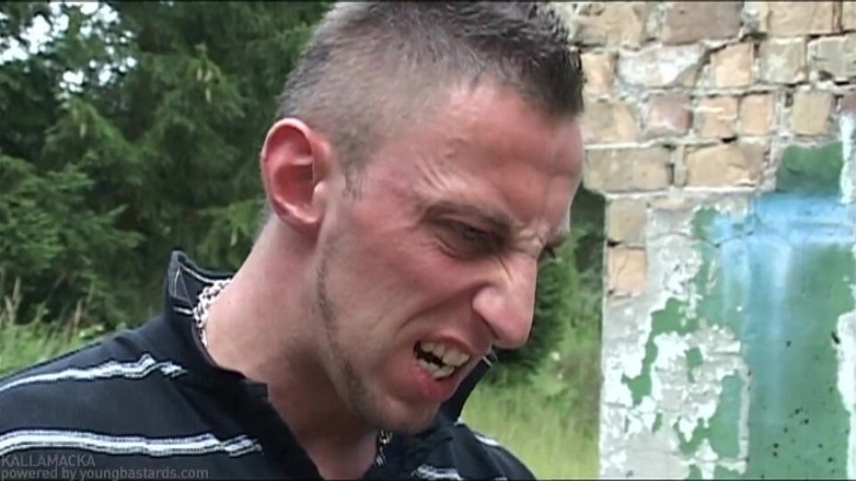 Young Bastards: Cowok-cowok tukang sneaker lagi asik lubangnya