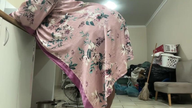 Legendary Booty Overdose: Kalın götlü iri güzel kadın striptiz yapıyor