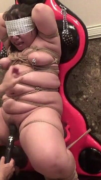 受虐狂女性限制椅的振动责任