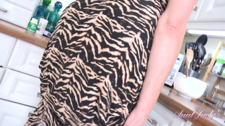 Aunt Judy's: AuntJudys - bombshell berusia 52 tahun yang bertetek besar Mrs. Tigger is...