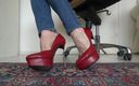 Lady Victoria Valente: Nhà thiết kế giày cao gót nền tảng màu đỏ với đôi...