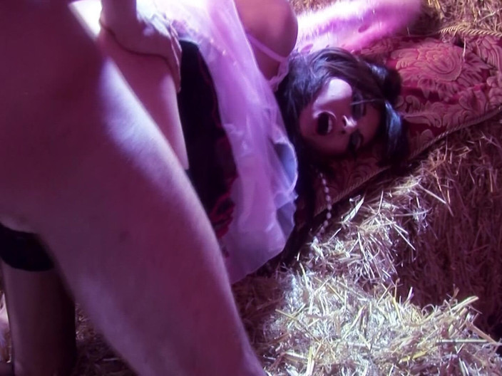 DARVASEX: Nejžhavější scéna víly -2 velké prsa brunetky šukají společně v anální orgii