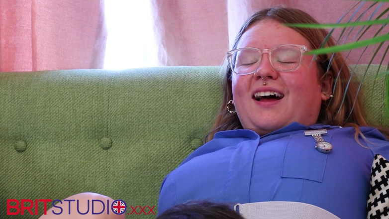 Brit Studio: Duas enfermeiras recebem suas xoxotas comidas e chupam pau