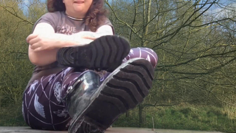 Ari Kajira: Wellies chutam a floresta do fetiche por pés