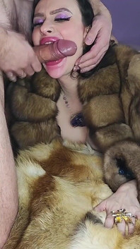 ฉันใส่เสื้อโค้ทขน sable แล้วดูดควยบนพรมขนจิ้งจอกตัวใหม่ น้ำเงี่ยนพุ่งใสถุงน่องวินเทจกับขนหนา