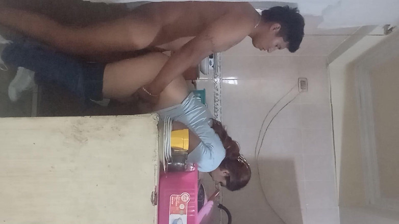 Eatrella j: 家庭佣工独自与雇主在一起。