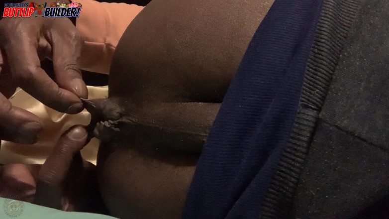Ass Monkey: Siyah göt deliğini dudaklarıyla oynamayı seviyor - dj buttpussy