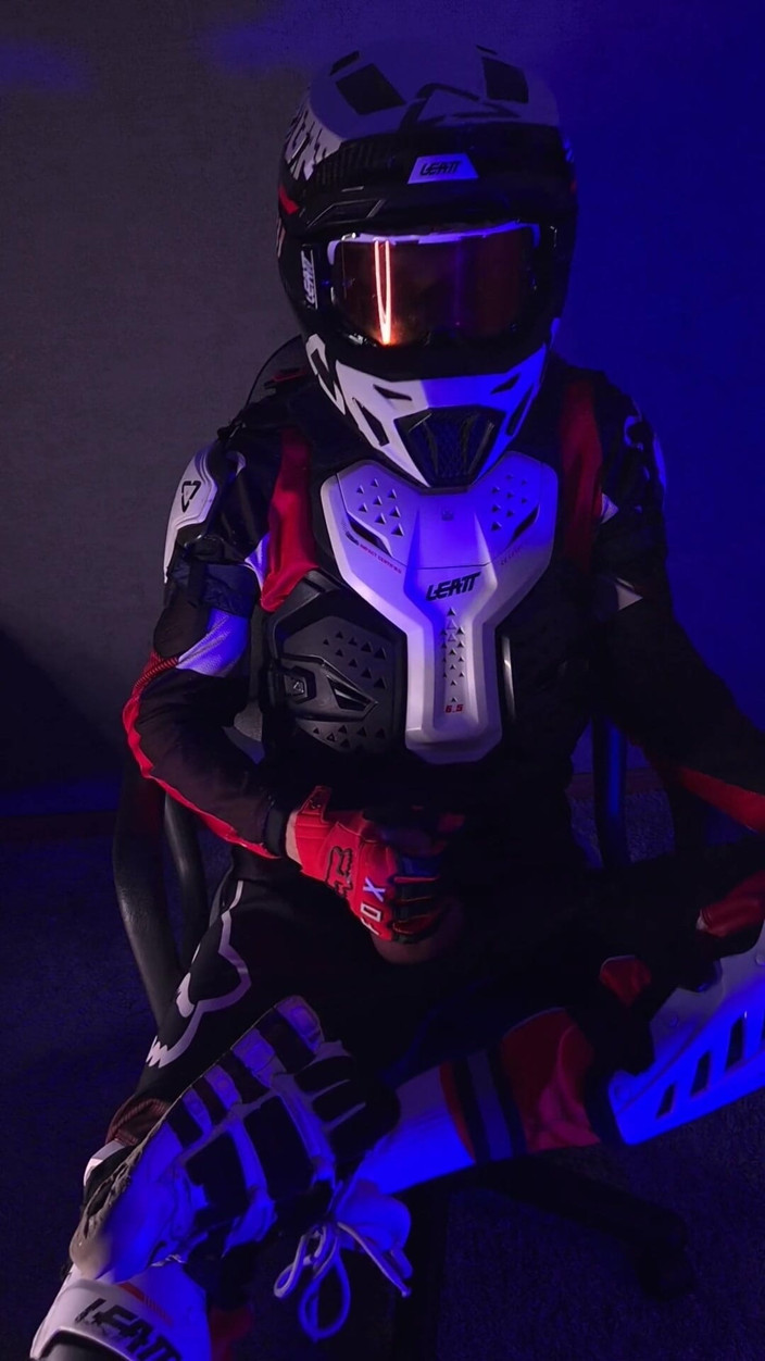 Sneakersmax98: कामुक बाइकर रात में वीर्य निकालता है