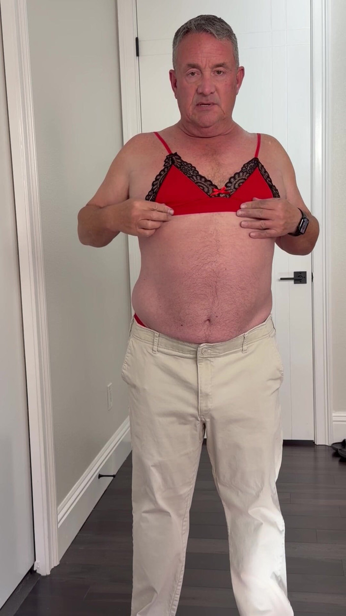 GottaLuvBB: Un striptease show în lenjerie roșie