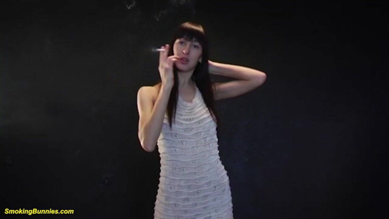 Smoking Bunnies: Chuda laska tańczy i pali nago