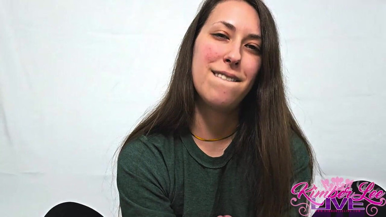 Kimber Lee: Gavat kimber lee'den elle muamele hediyesi alıyor