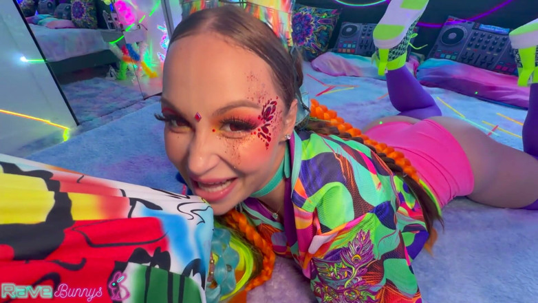 Rave Bunnys: Katalina Kyle Twerks in Thigh Highs Before Dropping to Her...