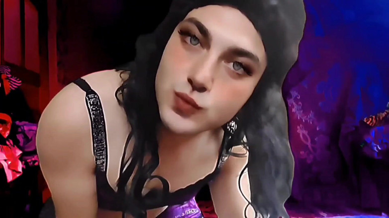 Kitty_Cross: Femboy drăguță trăgând un pulover supradimensionat peste picioarele goale