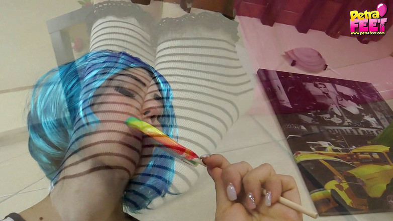 Foot Fetish HD: Petra играет с воздушными шариками и ее ступнями