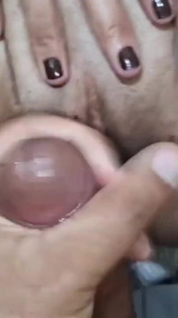 Wanita yang sudah berkahwin menanggalkan kondom dan memukul rambutnya