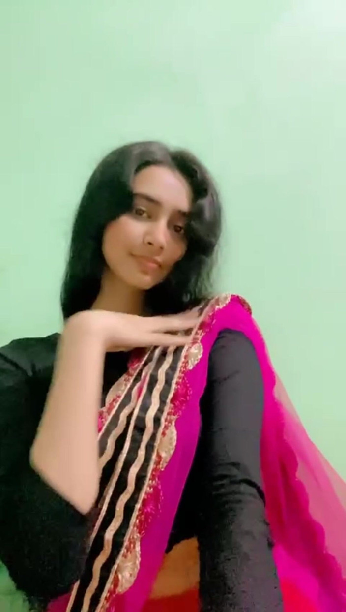 MehwishAly: 穿着德西礼服的德西女孩展示她的乳房