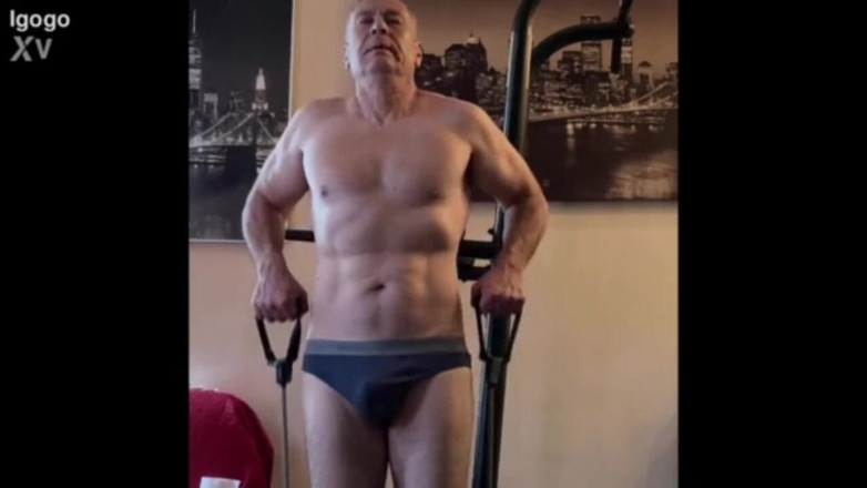 Alex Igogo: Bărbat matur care se antrenează, fumează și se masturbează