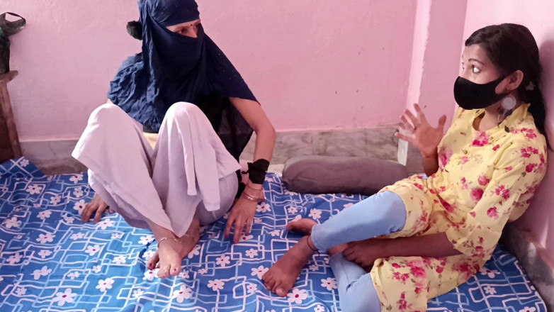 HousewifeGeeta: Üvey kız kardeşler erkek arkadaşıyla üçlü seks yapıyor Hintçe konuşuyor