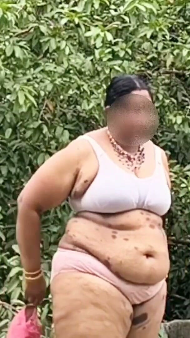 Anne Ipe: Une fille pulpeuse en jupe blanche et rose se déshabille...