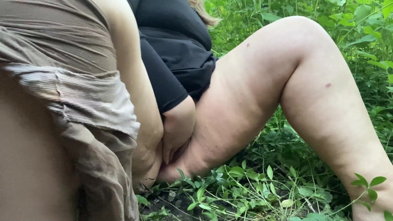 Elena: Geile milf werd nat van opwinding en neukte zichzelf in...