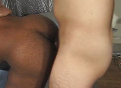 Bareback TV: Ragazzo bianco che scopa tizio nero
