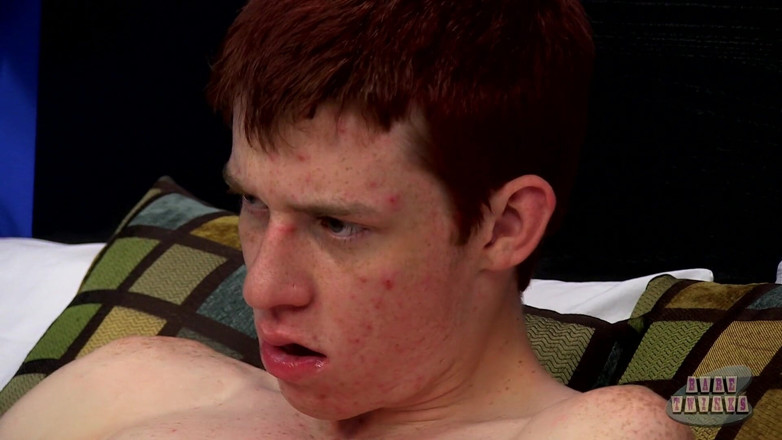 Bare Twinks: Hung Dennis bị nện!