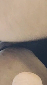 Orta yaşlı seksi kadının büyük amına her şeyi sokmak için harika bir pozisyon.
