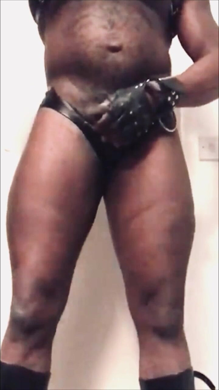 Black mature kinky muscle: セクシーな黒人デカ尻筋肉パパのポーズ&amp;絶頂