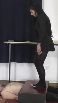 Dominatrix Cleo En Pantimedias Pisotea Su Esclavo Hasta El Orgasmo