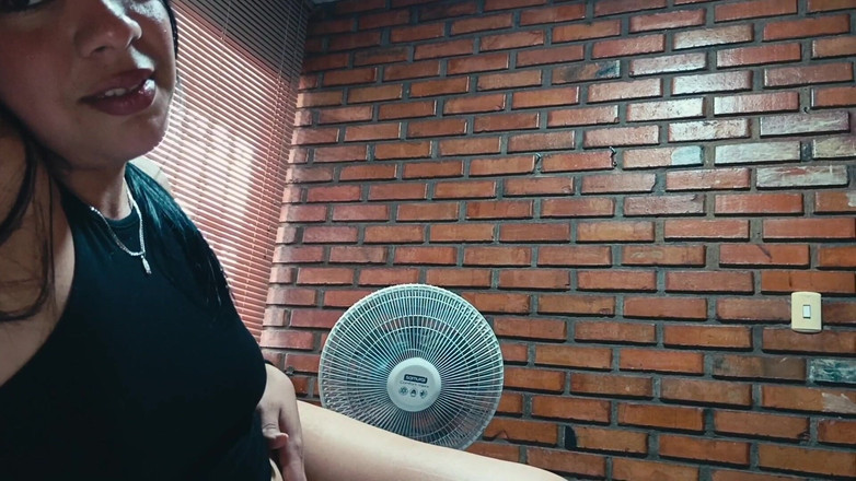 Artemisa74: 对性有强烈欲望的单身女性通过约会应用程序认识一个男人