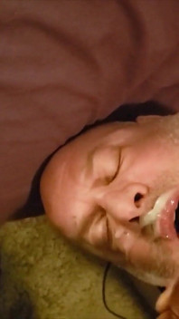 Fonte de porra! Bbc dá ao urso enorme facial e ele se masturba