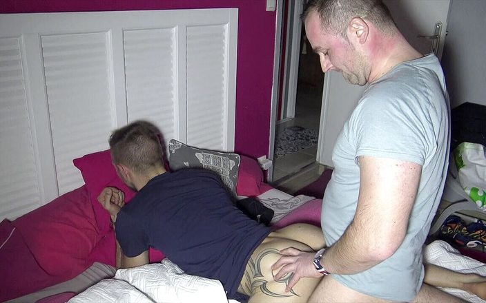 Gaybareback: Romain wird von einem heißen typen ohne gummi gefickt und...