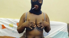 Super sexy ebony cuties: Serrer et gifler mes seins en suçant une lollypop