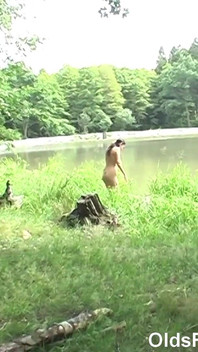 Velhos fodem bonecas - Pavel Terrier fodida por jovem puta Stella Fox ao ar livre