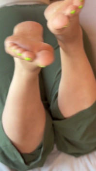 Hot MILF's Foot Tease: Bright Toes & Big Booty Delight