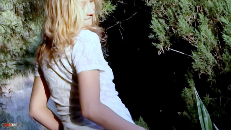 MMM100: Lady-margaux Great Blonde Lady Margaux Usuwanie ubrań w lesie