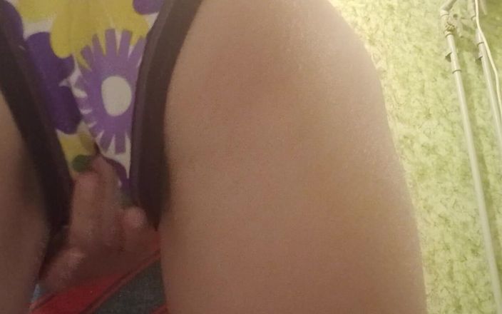 Lesbian-candys: Me masturbo y me corro en mis bragas