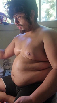 Full luft mageinflation med burps och farts
