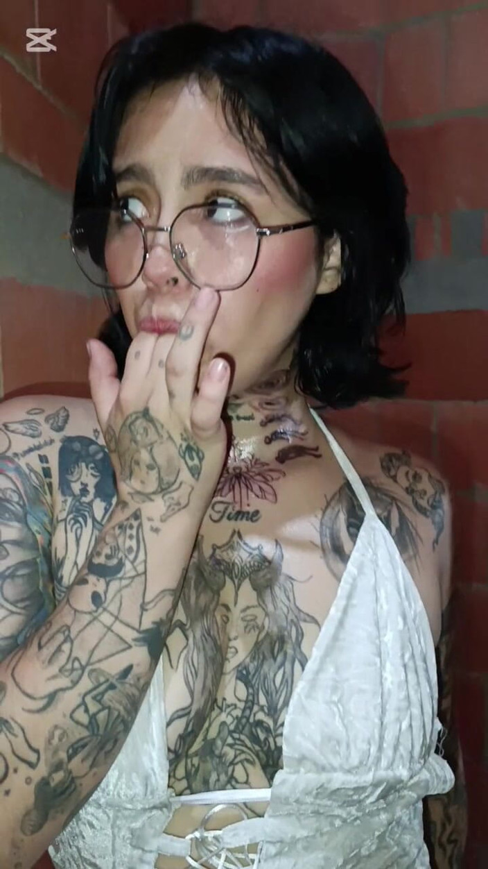 Dalyla: สาวละตินเดินในส้นเท้า, ยั่วยวนช่วยตัวเองบนบันได