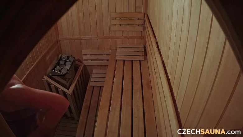 Czech Sauna: Çek saunası 11: orta yaşlı seksi kadının büyük memeli göğüsleri seni...