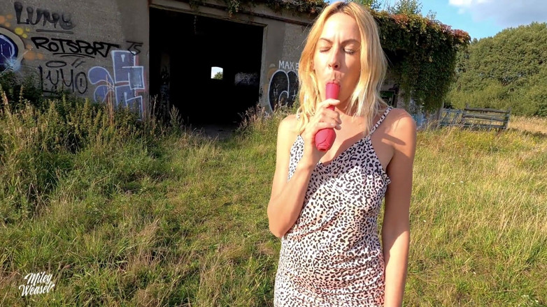 Miley Weasel: La ragazza bionda arrapata si scopa la sua figa bagnata !!