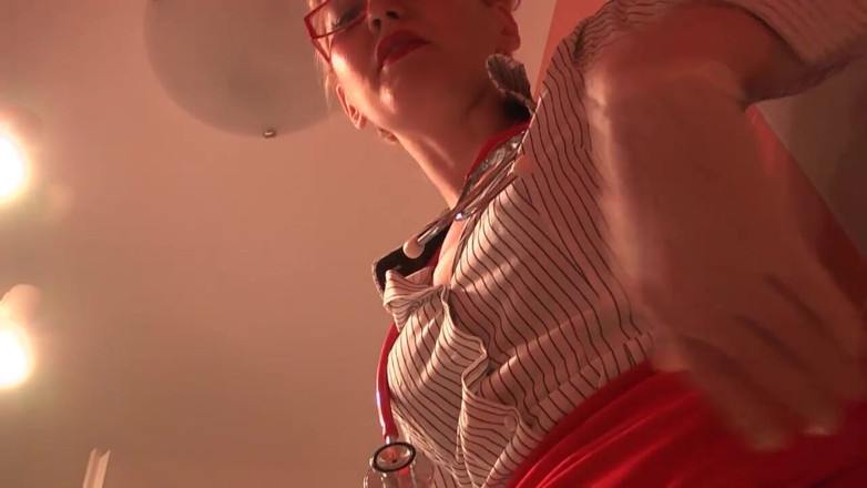 Goddess Celine: Une doctoresse blonde pisse dans les toilettes