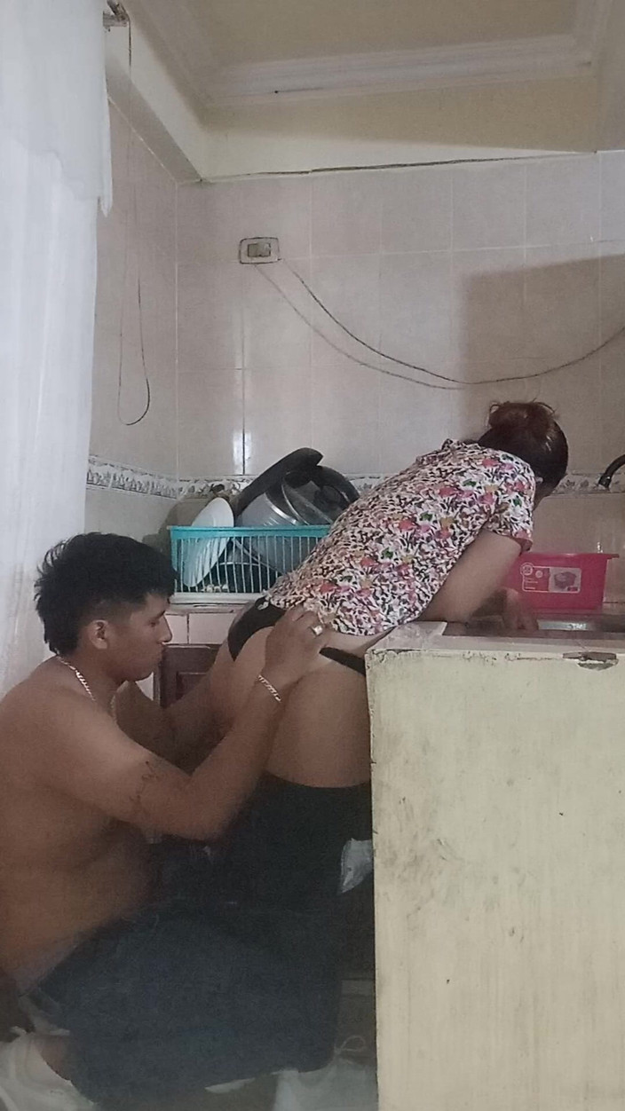 Eatrella j: Di dapur, ngentot pembaning rumah tangga.