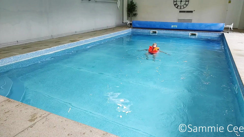 Sammie Cee: Traje de baño de camisa de vida relajación en la...