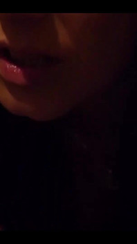Ich wurde eine Woche lang nicht gefickt. Ich brauche wilden sex. ein mann, der mir einen starken blowjob gibt, mich in meinen mund fickt, macht mich