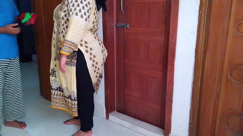 Aria Mia: Desi sexy manželka podvádí s manželem a sex s prodavačem...